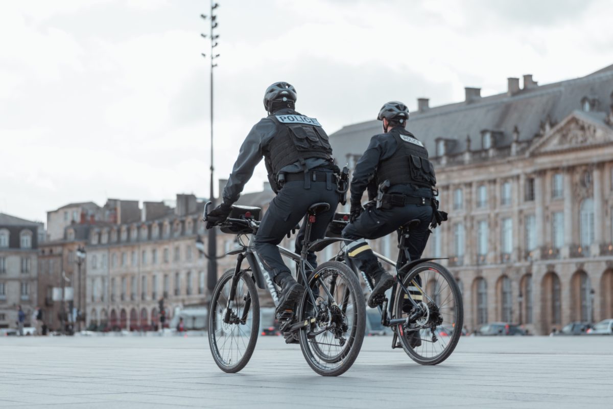 Photo de deux policiers à Bordeaux, par Clovis Wood Photography